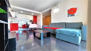 sala de estar con sofá y mesa en Apartamentos Turisticos Rocha Tower 4, en Portimão