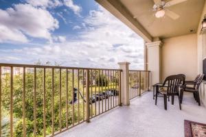 Uma varanda ou terraço em Luxurious Condo wPrivate Balcony AMAZING View