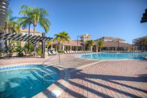 A piscina localizada em Luxurious Condo wPrivate Balcony AMAZING View ou nos arredores