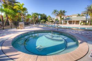 A piscina localizada em Luxurious Condo wPrivate Balcony AMAZING View ou nos arredores