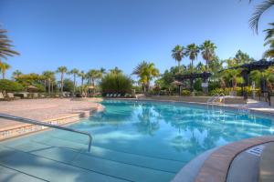A piscina localizada em Luxurious Condo wPrivate Balcony AMAZING View ou nos arredores