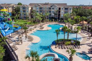 uma vista aérea de uma piscina num resort em Updated LAKEVIEW Condo, Minutes from Disney em Orlando
