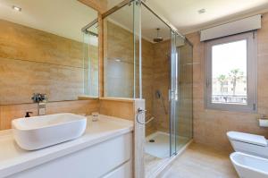 Kúpeľňa v ubytovaní YourHouse Juan, modern holiday house at the beach in Mallorca North + 29 fotografií