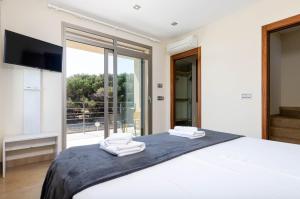 Posteľ alebo postele v izbe v ubytovaní YourHouse Juan, modern holiday house at the beach in Mallorca North
