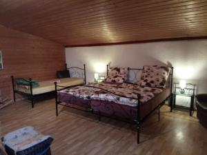 um quarto com uma cama e duas mesas num quarto em Doppelzimmer em Eppingen