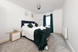 a bedroom with a bed and a window at 40 Percent OFF - Long Stays - City Centre - Close to Bullring - Suitable for Business, Families, Relocations and Leisure - EastGate l Free WiFi I in Birmingham