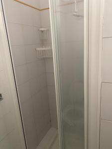 een douche met een glazen deur in de badkamer bij A casa di Nonna Maria in Marcelli