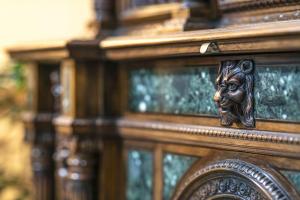een houten deur met een gesneden gezicht erop bij Academy Pension in Boedapest