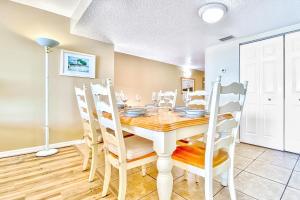 una sala da pranzo con tavolo e sedie di Beach Palms 406 a Clearwater Beach