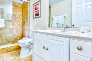 un bagno con wc, lavandino e doccia di Beach Palms 406 a Clearwater Beach