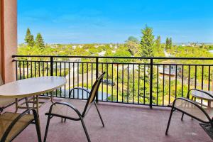 een balkon met een tafel en stoelen op een balkon bij Madeira Bay Resort 508 in St Pete Beach