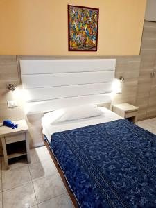 sypialnia z łóżkiem i obrazem na ścianie w obiekcie Hotel San Marco w mieście Pesaro