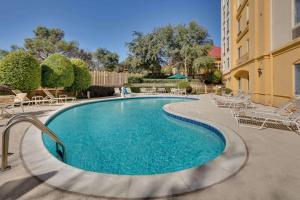 uma piscina com espreguiçadeiras e um edifício em La Quinta by Wyndham Dallas North Central em Dallas
