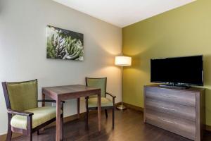 TV a/nebo společenská místnost v ubytování Best Western North Phoenix Hotel