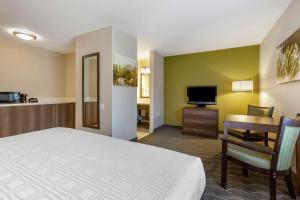 TV a/nebo společenská místnost v ubytování Best Western North Phoenix Hotel
