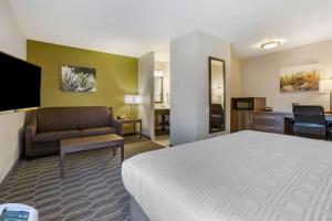 TV a/nebo společenská místnost v ubytování Best Western North Phoenix Hotel
