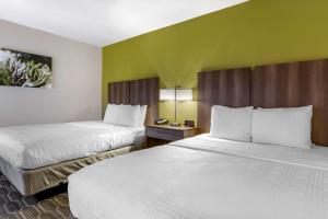 Postel nebo postele na pokoji v ubytování Best Western North Phoenix Hotel
