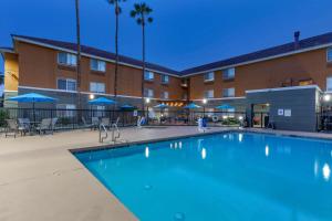 una gran piscina frente a un hotel en Best Western North Phoenix Hotel en Phoenix