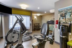 Fitness centrum a/nebo fitness zařízení v ubytování Best Western North Phoenix Hotel