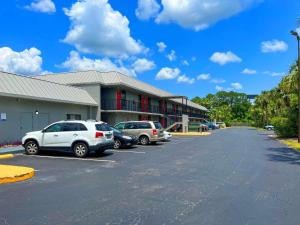 ein Parkplatz mit Autos vor einem Gebäude in der Unterkunft Quality Inn Elkton in St. Augustine