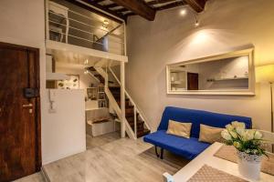 Magenta Collection Moro 4 في روما: غرفة معيشة مع أريكة زرقاء ودرج