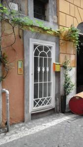 Magenta Collection Moro 4 في روما: باب مع نافذة على جانب المبنى
