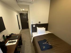 เตียงในห้องที่ HOTEL LiVEMAX PREMIUM Nagoya Marunouchi