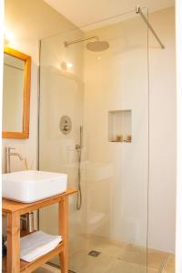 La salle de bains est pourvue d'un lavabo et d'une douche. dans l'établissement Dimore Angiulli - Trulli di Charme, à Castellana Grotte
