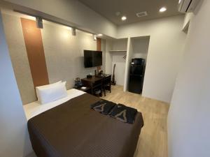 เตียงในห้องที่ HOTEL LiVEMAX PREMIUM Nagoya Marunouchi