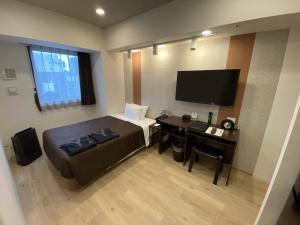 เตียงในห้องที่ HOTEL LiVEMAX PREMIUM Nagoya Marunouchi