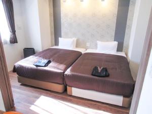 เตียงในห้องที่ HOTEL LiVEMAX PREMIUM Nagoya Marunouchi
