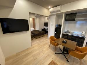 TV a/nebo společenská místnost v ubytování HOTEL LiVEMAX PREMIUM Nagoya Marunouchi