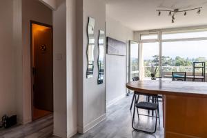 a kitchen and dining room with a table and a window at Cap Sud - 53m2- VUE PYRENEES- HYPERCENTRE-WIFI FIBRE -Nouvelle literie in Tarbes