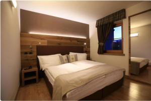 Łóżko lub łóżka w pokoju w obiekcie Hotel Tita Piaz