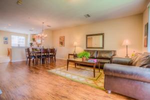 una sala de estar con un sofá y una mesa en Gorgeous Townhome w FREE Resort Access, en Orlando