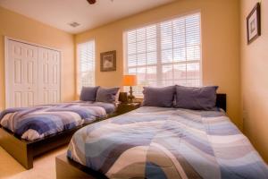 Un dormitorio con dos camas y una ventana. en Gorgeous Townhome w FREE Resort Access, en Orlando 52 fotos más