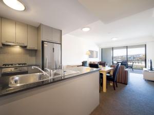 Η κουζίνα ή μικρή κουζίνα στο Oaks Brisbane Mews Suites