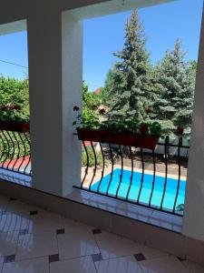 d'un balcon avec vue sur la piscine. dans l'établissement Eduard Hotel, à Oujhorod