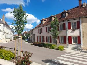 una calle en una ciudad con casas y un paso de peatones en Aux Sources de Ouanne, en Ouanne