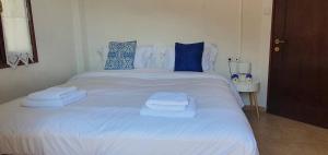 En eller flere senge i et værelse på Sunrise View Home