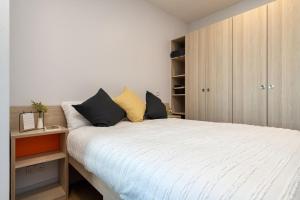 ein Schlafzimmer mit einem großen Bett und Holzschränken in der Unterkunft For Students Only Middle Street in Portsmouth in Portsmouth + 30 Fotos