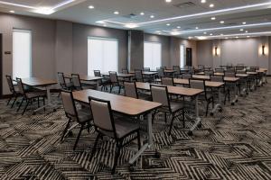 una fila de mesas y sillas en una habitación en Hyatt Place Dallas/Rockwall, en Rockwall