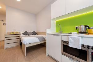 Cuina o zona de cuina de For Students Only Studios Apartments at Middle Street in Portsmouth City Centre