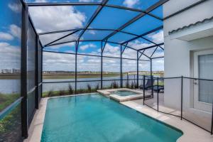 una piscina en una casa con vistas al agua en Beautiful Home wPrivate Pool & Spa, near WDW en Kissimmee