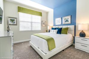 A bed or beds in a room at Beautiful Home wPrivate Pool & Spa, near WDW