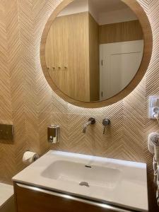 łazienka z umywalką i lustrem w obiekcie Komfortowy Apartament Rodzinny Forest&Sea lllA w Świnoujściu +37 zdjęć