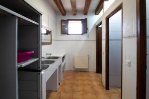 Kuchyň nebo kuchyňský kout v ubytování La Pata de Oca Hostal Rural y Albergue