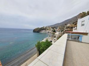 Vom Balkon eines Gebäudes genießen Sie Meerblick. in der Unterkunft Cozy Beach House South Crete in Paránimfoi