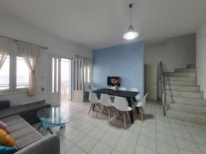 sala de estar con mesa, sillas y sofá en Cozy Beach House South Crete en Paránimfoi
