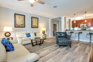 een woonkamer met een bank en een tafel bij Beautiful Condo w Private Balcony Near Universal in Orlando